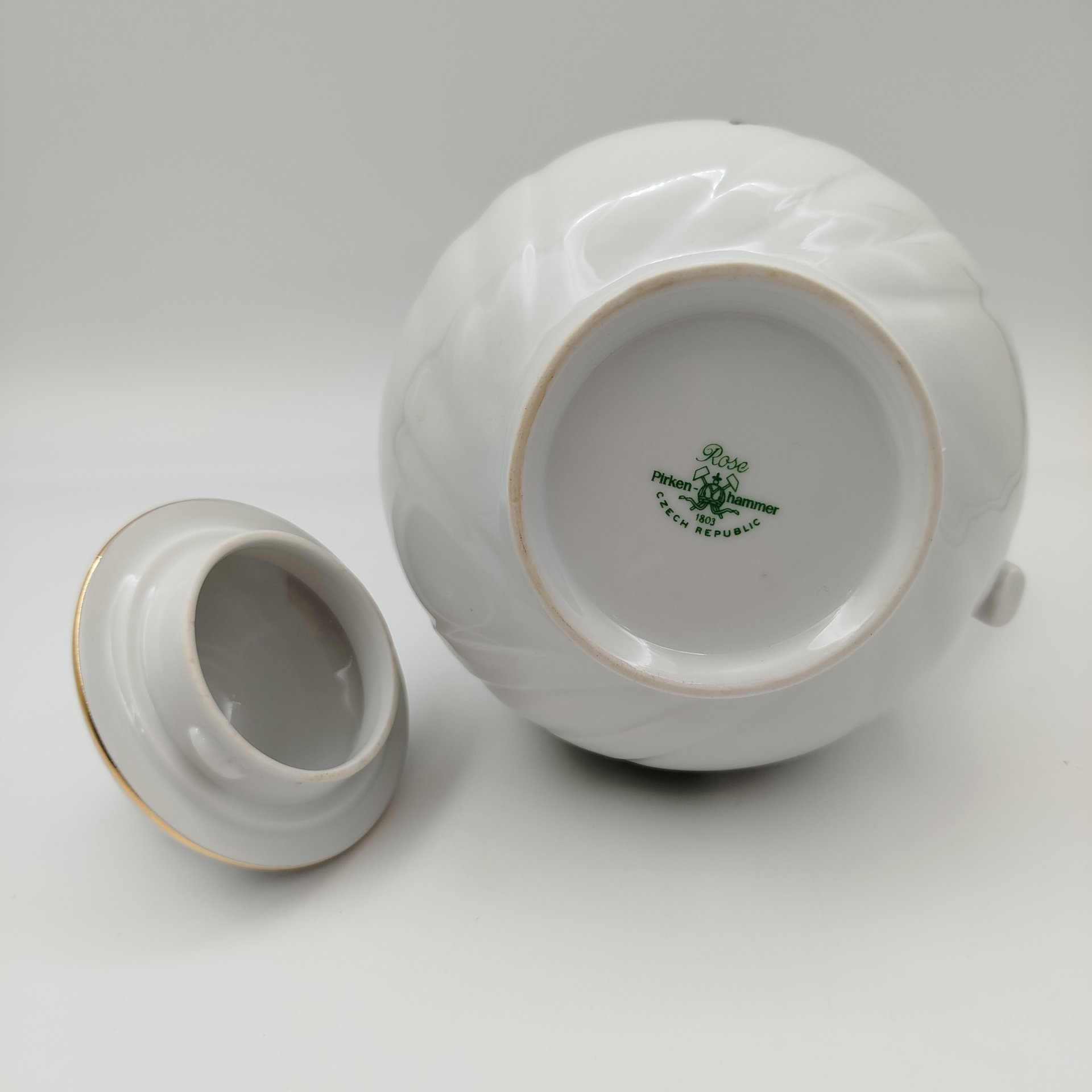 Кофейник, украшенный изображением роз, фарфор, деколь, золочение, Pirkenhammer, Чехия, 1993-2010 гг.