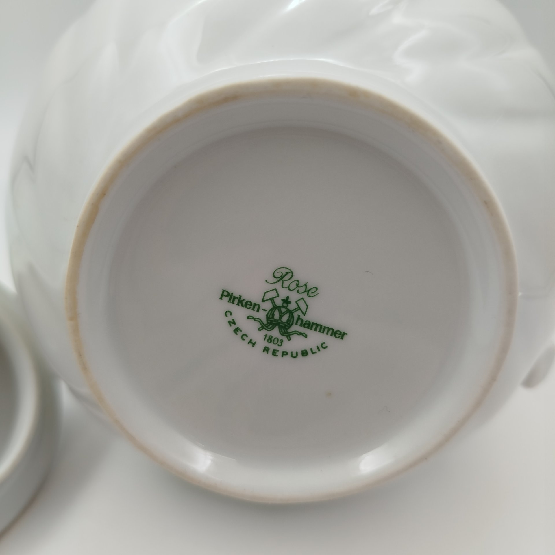 Кофейник, украшенный изображением роз, фарфор, деколь, золочение, Pirkenhammer, Чехия, 1993-2010 гг.