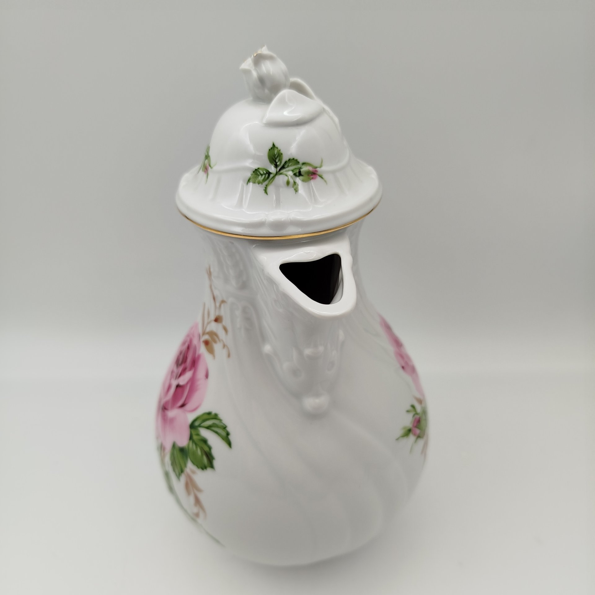 Кофейник, украшенный изображением роз, фарфор, деколь, золочение, Pirkenhammer, Чехия, 1993-2010 гг., Pirkenhammer