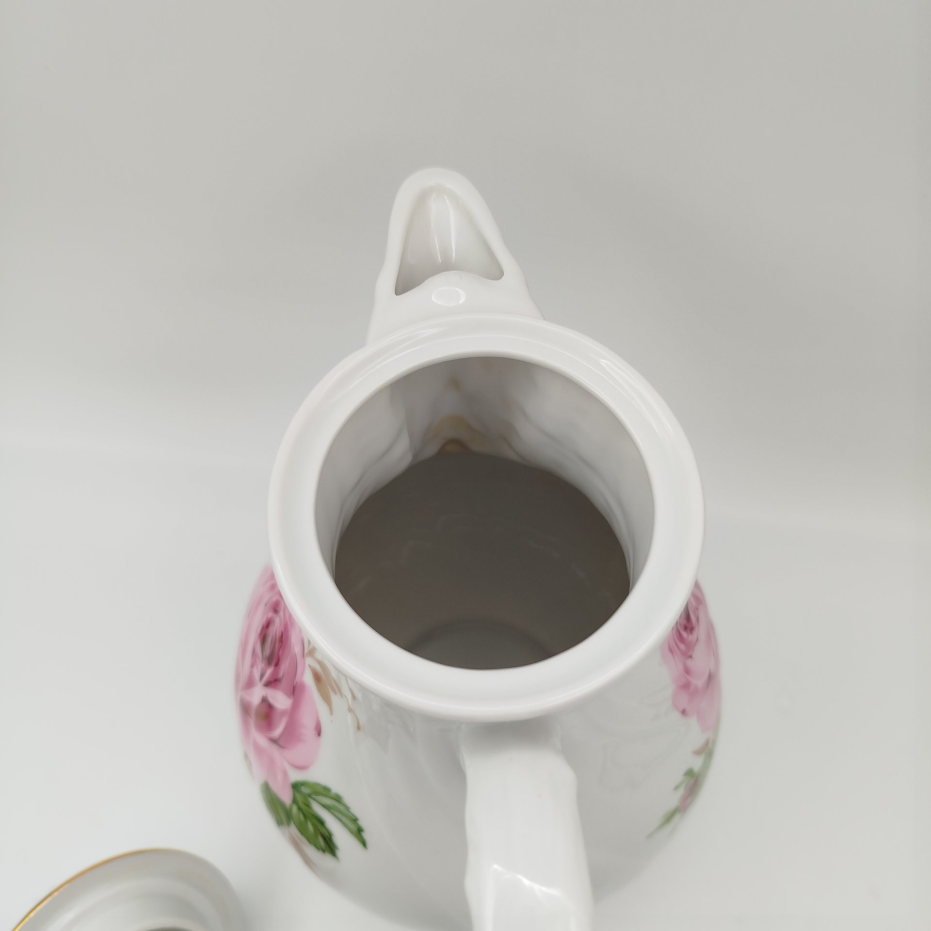 Кофейник, украшенный изображением роз, фарфор, деколь, золочение, Pirkenhammer, Чехия, 1993-2010 гг., Pirkenhammer