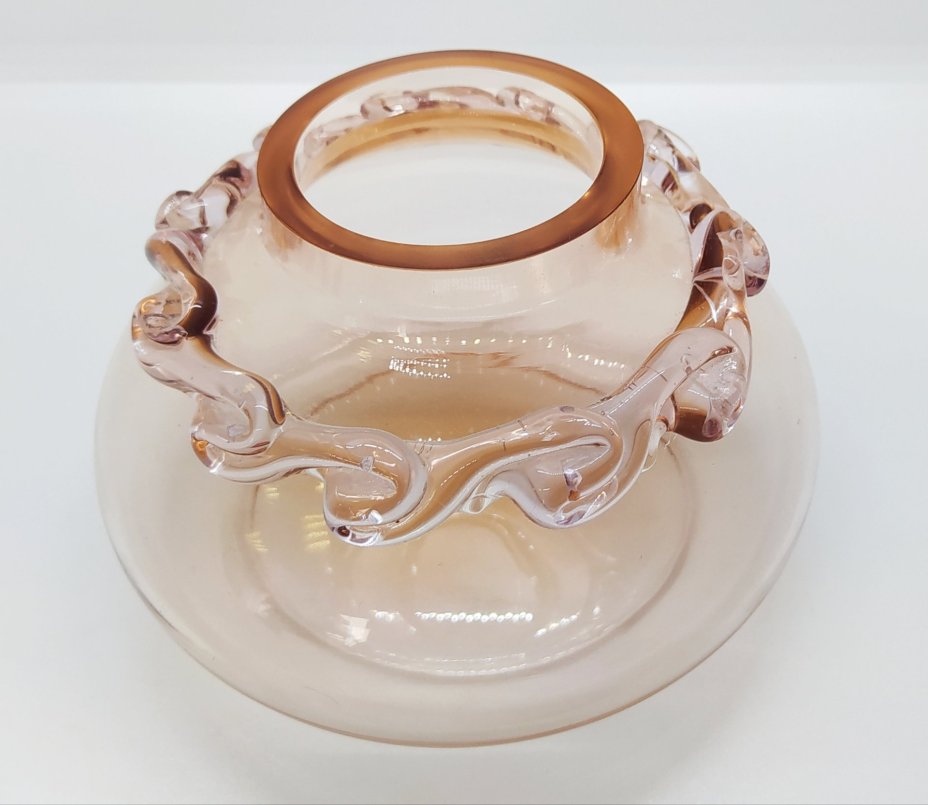 Вазочка карамельного цвета с волнообразным рельефным декоративным элементом по окружности тулова