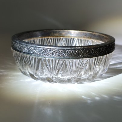 Конфетница (мелочница) круглой формы с металлическим ободком и резным декором, хрусталь, металл, алмазная грань, СССР, 1970-1990 гг.