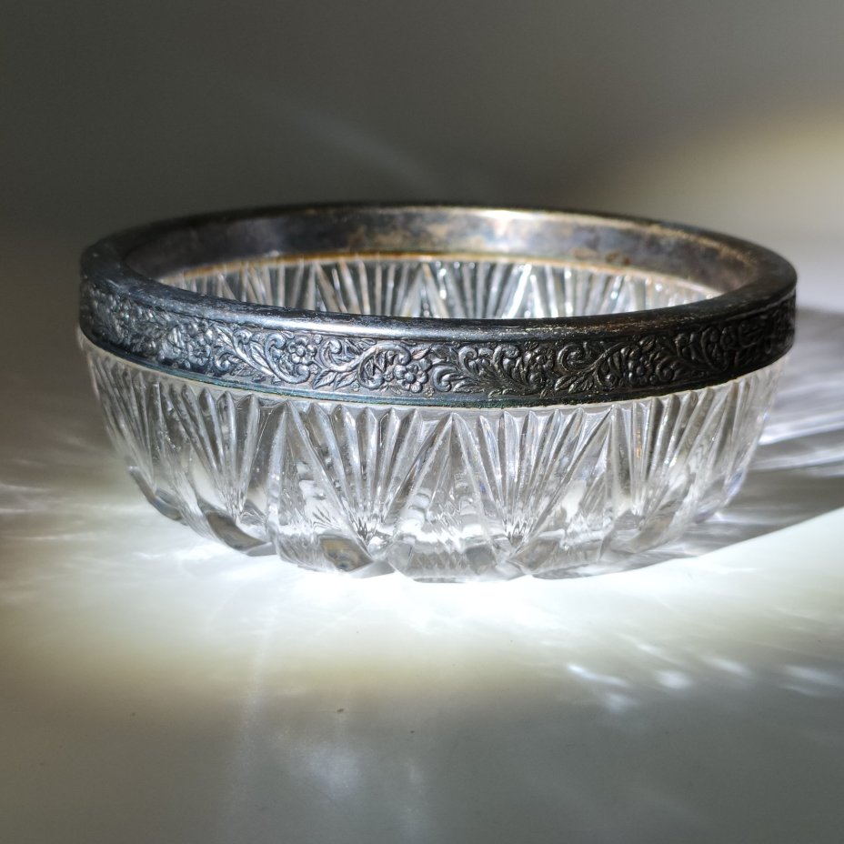 Конфетница (мелочница) круглой формы с металлическим ободком и резным декором, хрусталь, металл, алмазная грань, СССР, 1970-1990 гг.
