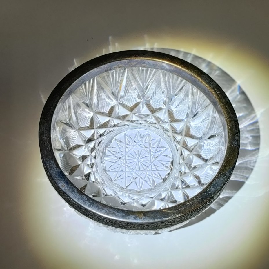 Конфетница (мелочница) круглой формы с металлическим ободком и резным декором