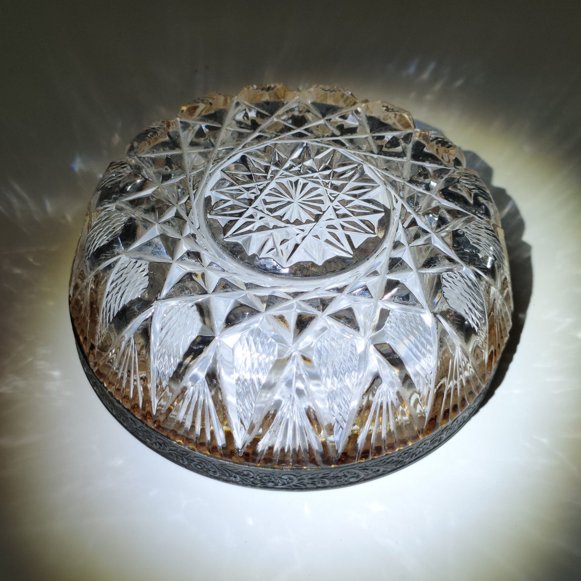 Конфетница (мелочница) круглой формы с металлическим ободком и резным декором, хрусталь, металл, алмазная грань, СССР, 1970-1990 гг.