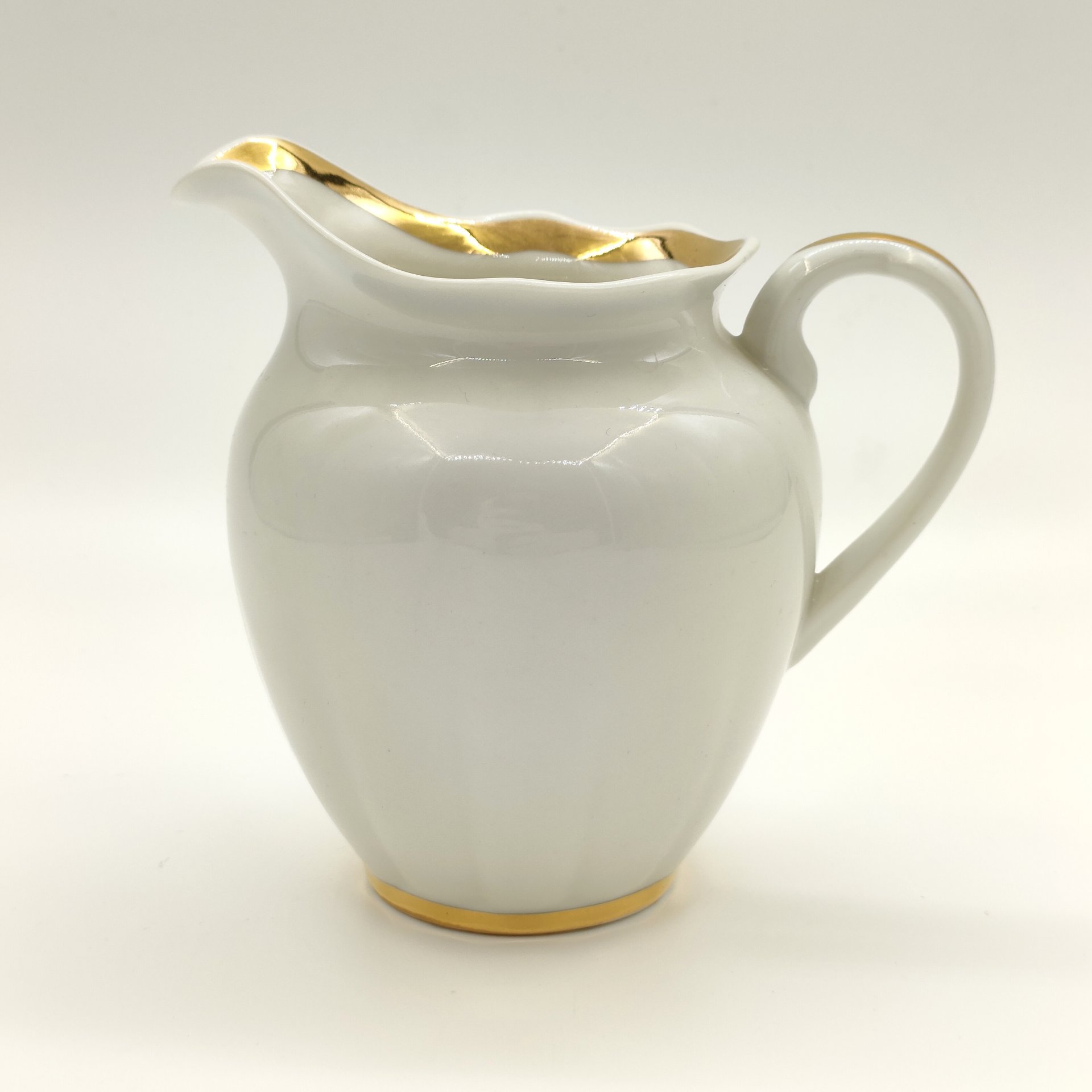 Молочник с лаконичным декором, фарфор, золочение, Дмитровский фарфоровый завод (ДФЗ Вербилки), СССР, 1954-1965 гг.