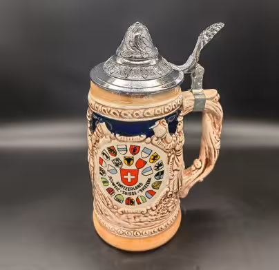 Кружка пивная сувенирная, декорированная  рельефным изображением  пивоваров и гербами кантонов Швейцарии