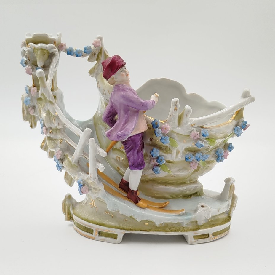 Кашпо миниатюрное, украшенное мальчиком на лыжах, фарфор, роспись, золочение, Западная Европа, 1930-1950 гг.