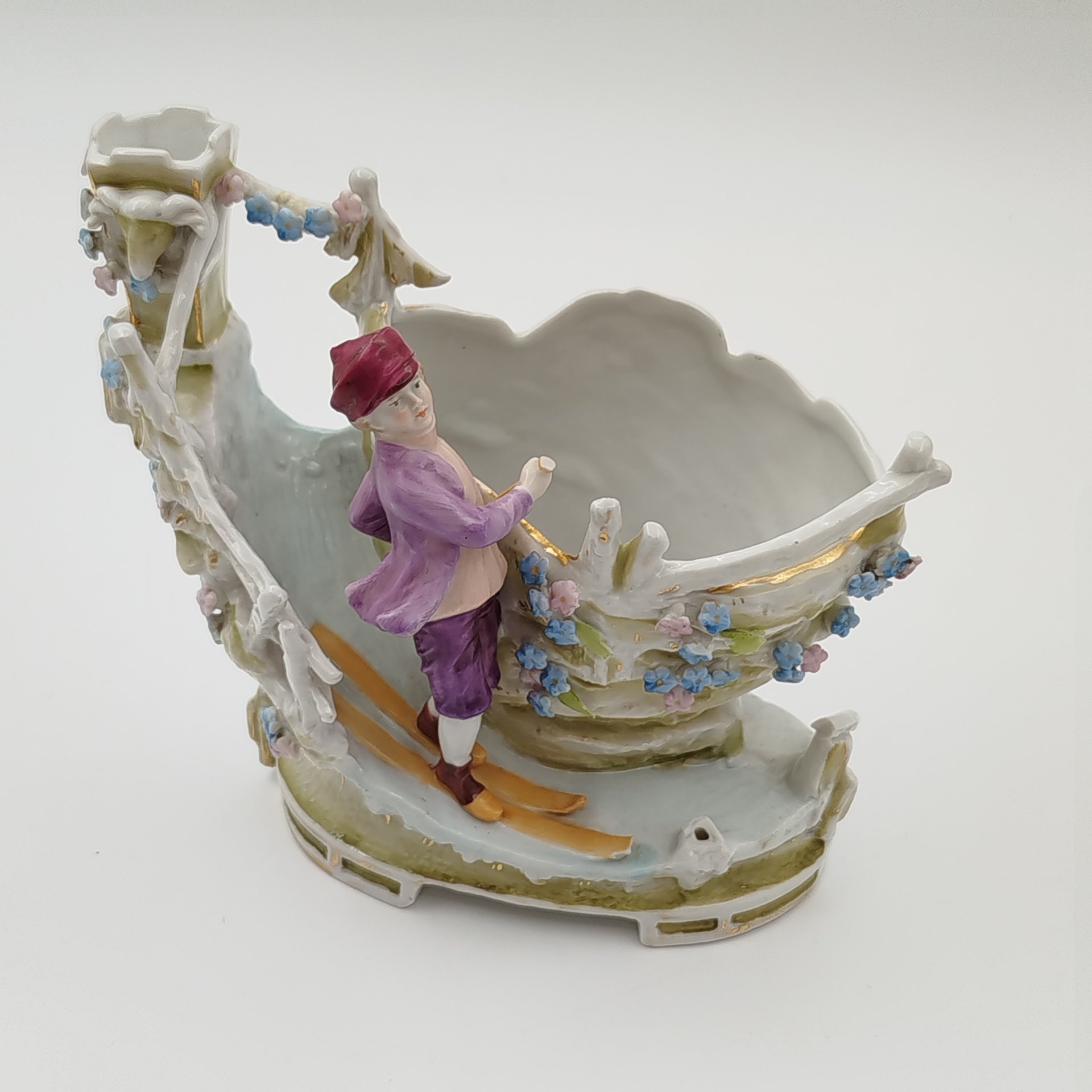 Кашпо миниатюрное, украшенное мальчиком на лыжах, фарфор, роспись, золочение, Западная Европа, 1930-1950 гг.