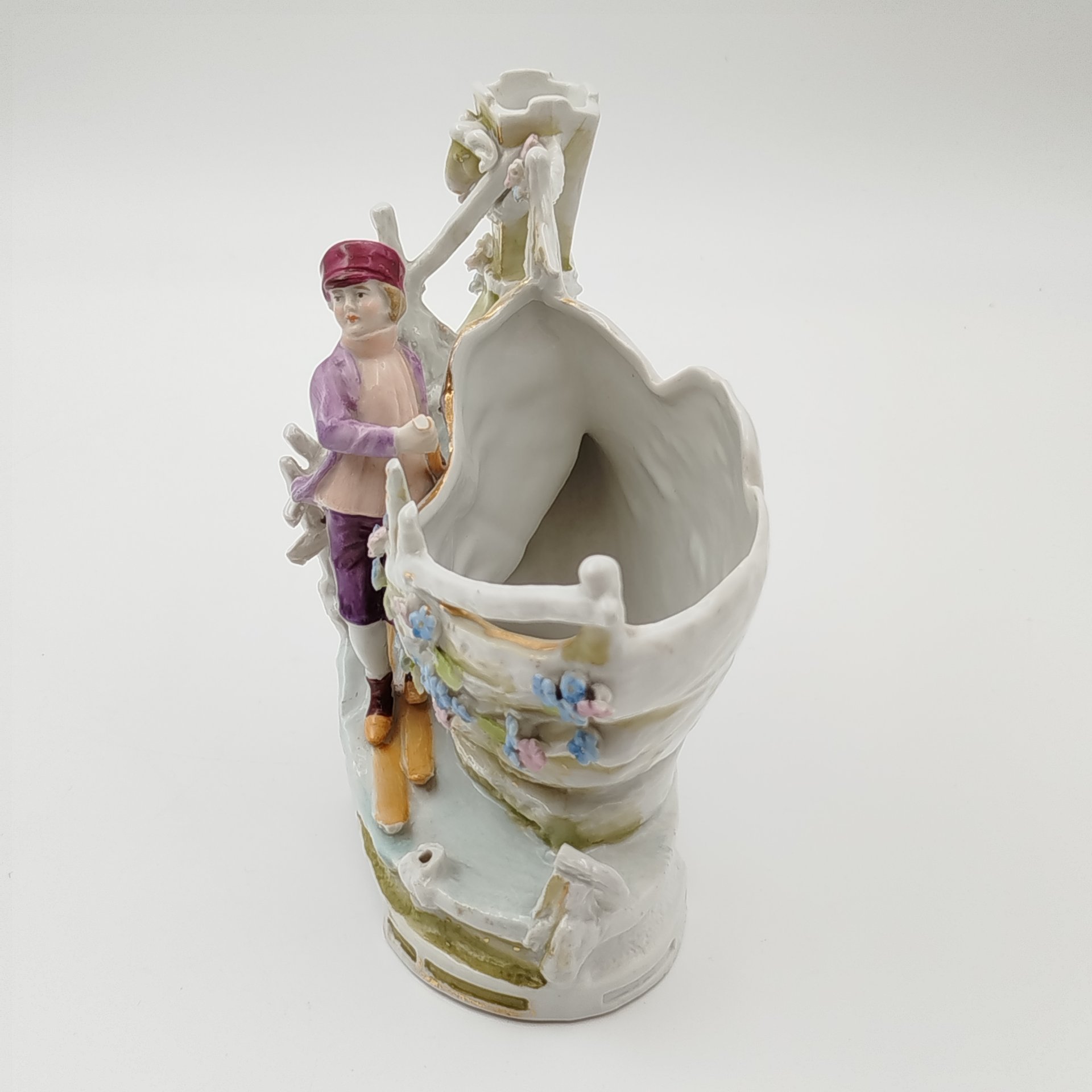 Кашпо миниатюрное, украшенное мальчиком на лыжах, фарфор, роспись, золочение, Западная Европа, 1930-1950 гг.