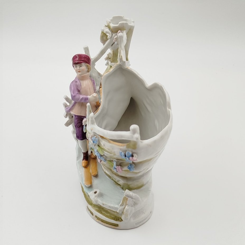 Кашпо миниатюрное, украшенное мальчиком на лыжах