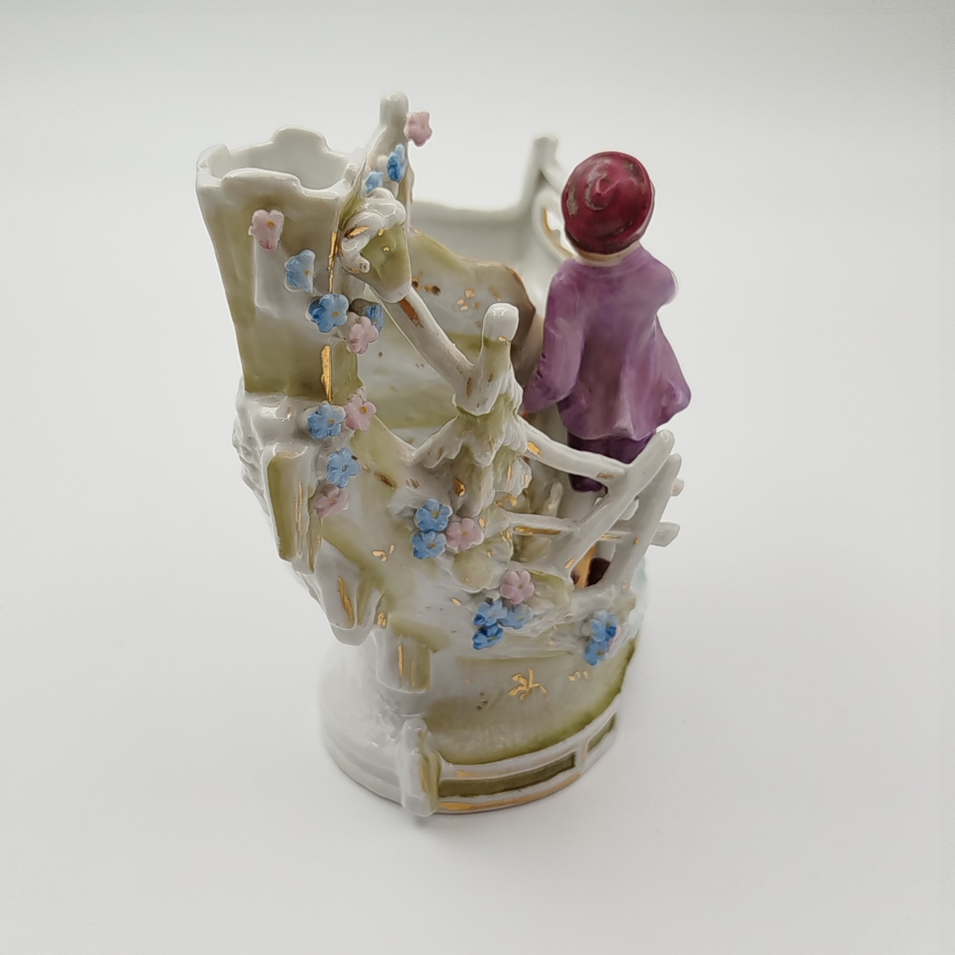 Кашпо миниатюрное, украшенное мальчиком на лыжах, фарфор, роспись, золочение, Западная Европа, 1930-1950 гг.