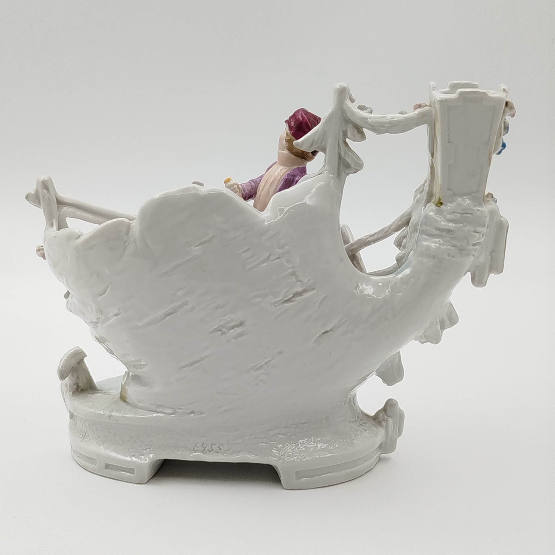 Кашпо миниатюрное, украшенное мальчиком на лыжах, фарфор, роспись, золочение, Западная Европа, 1930-1950 гг.