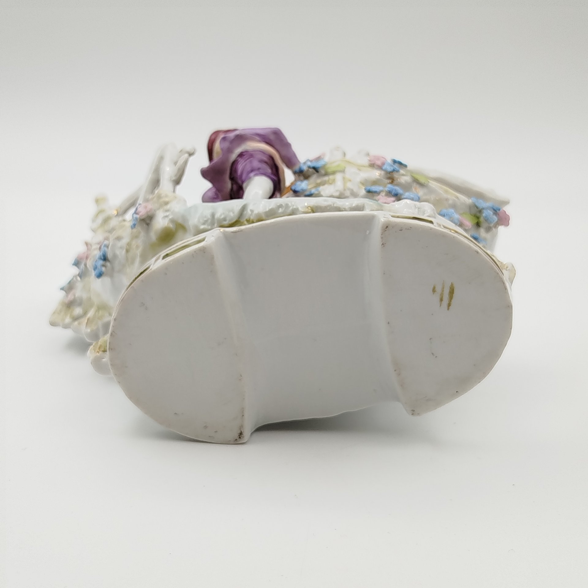 Кашпо миниатюрное, украшенное мальчиком на лыжах, фарфор, роспись, золочение, Западная Европа, 1930-1950 гг.