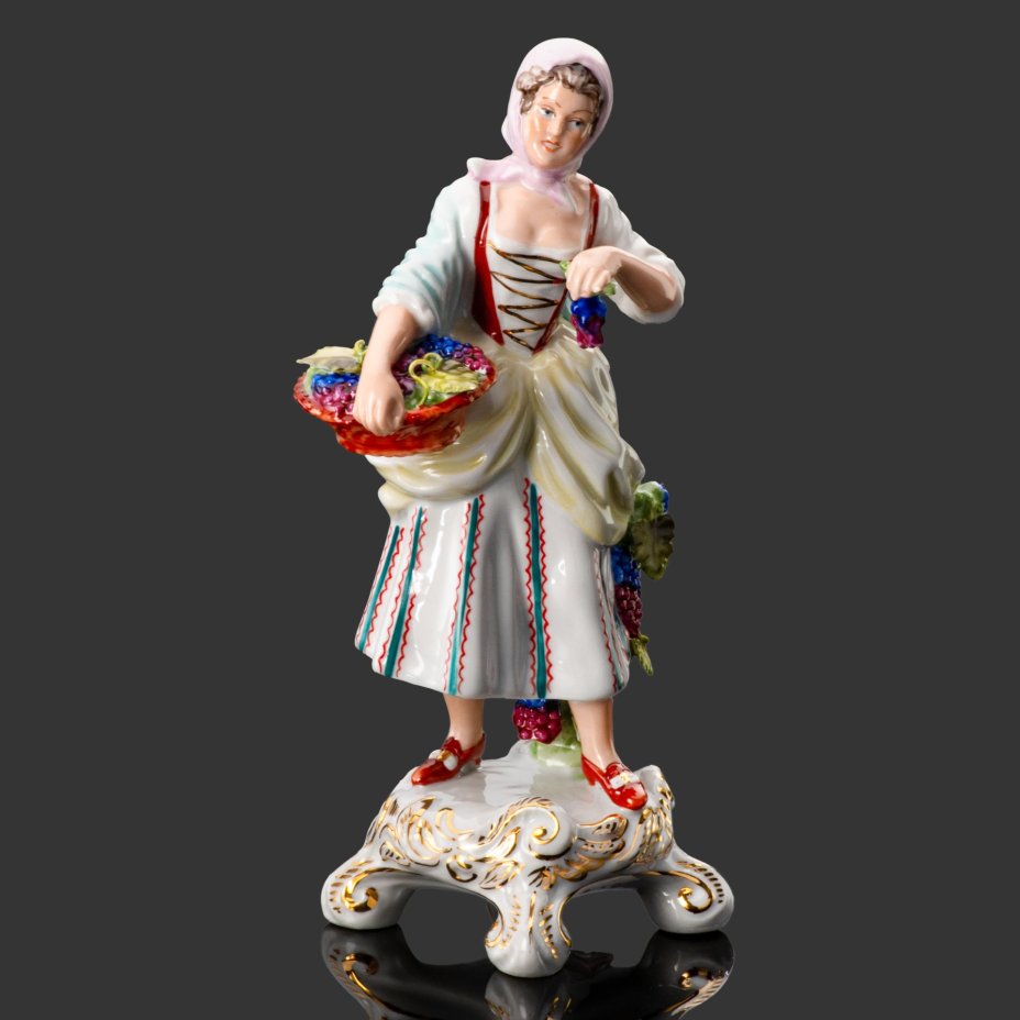 Статуэтка "Сборщица винограда", Royal Dux