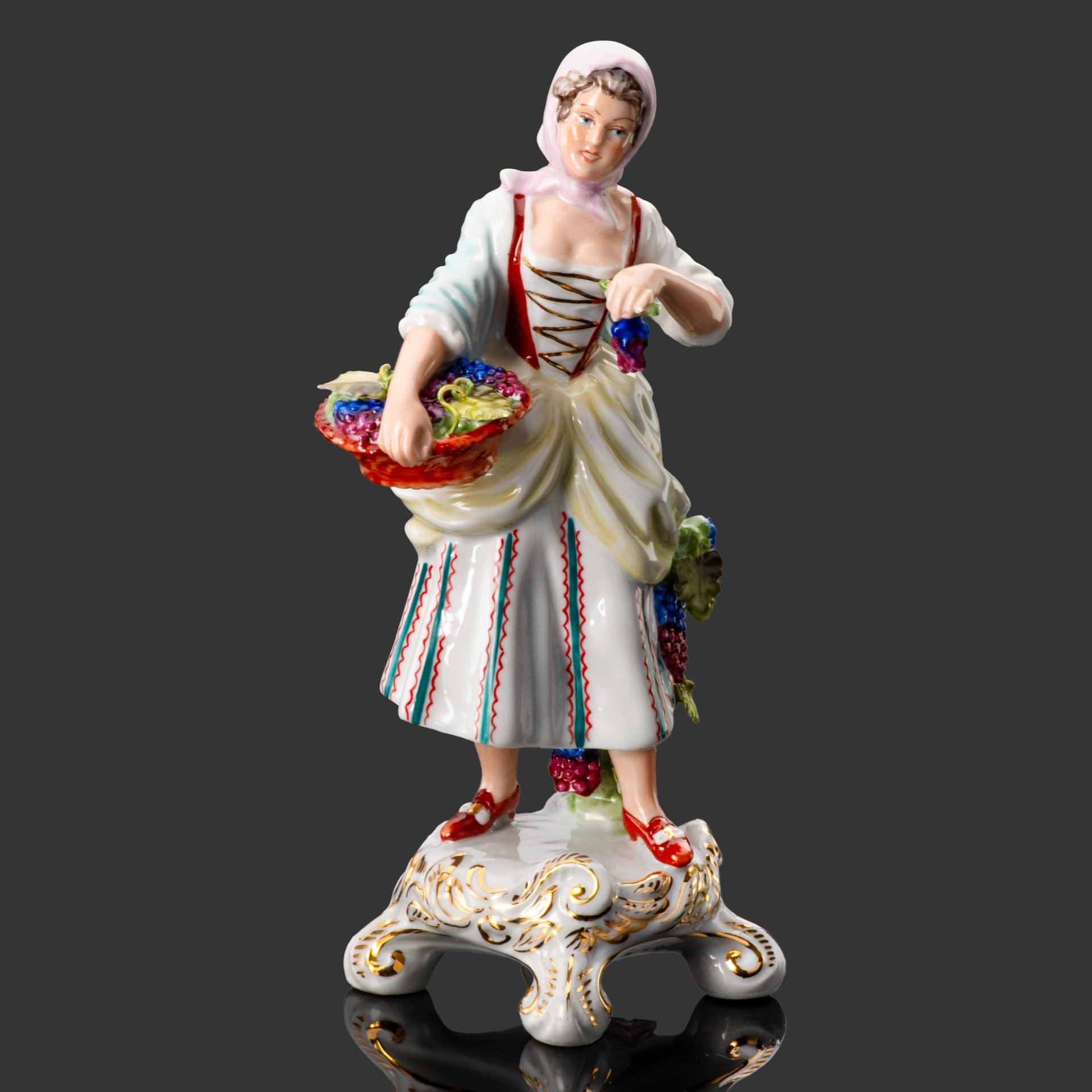 Статуэтка "Сборщица винограда", Royal Dux