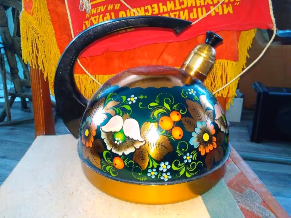 Чайник со свистком, хохломская роспись