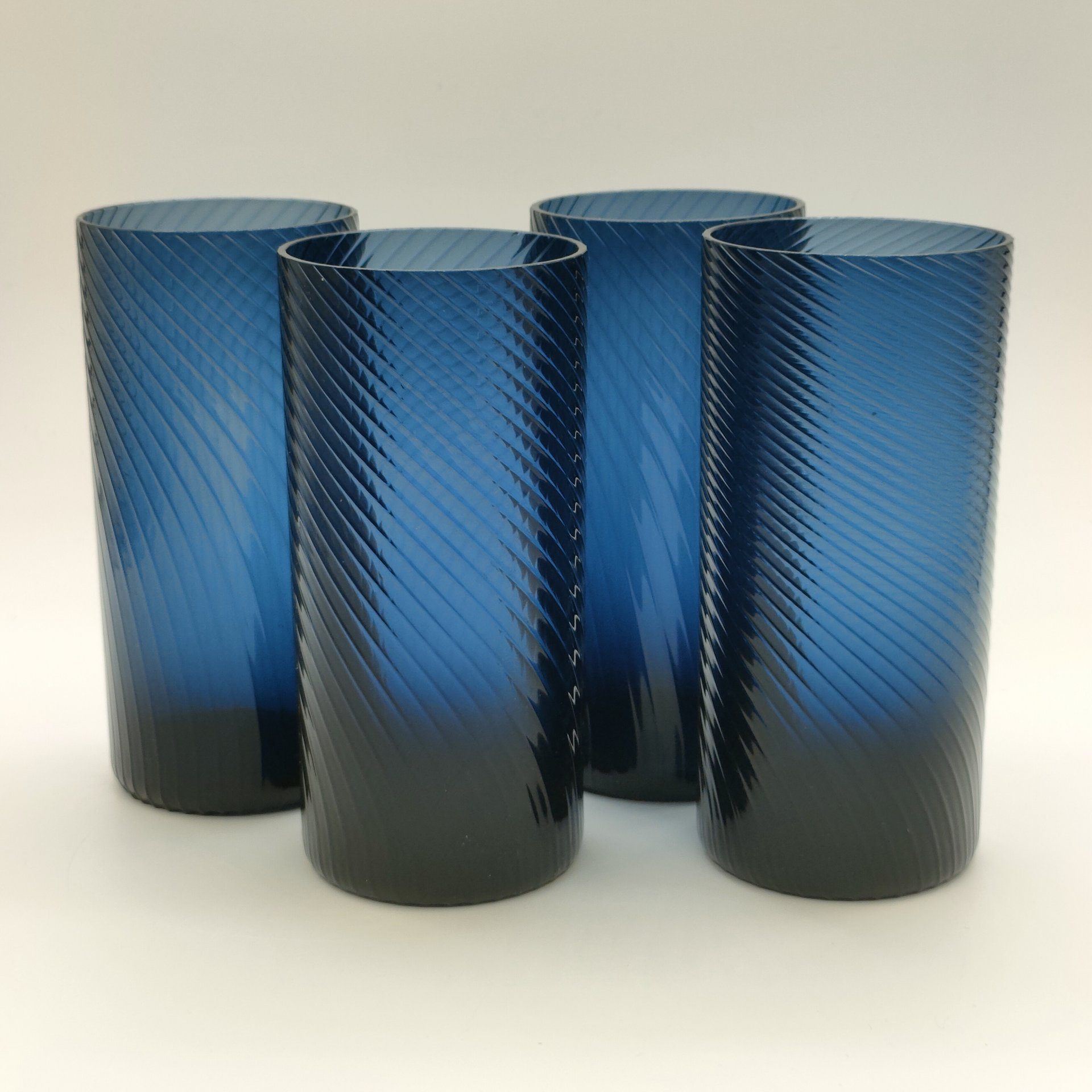 Набор стаканов дымчатого цвета, украшенных орнаментом "рифленка" на 4 персоны, автор Г.А. Антонова, цветное стекло, Дятьковский хрустальный завод, СССР, 1970-1979 гг.