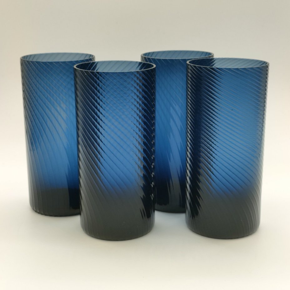 Набор стаканов дымчатого цвета, украшенных орнаментом "рифленка" на 4 персоны, автор Г.А. Антонова, цветное стекло, Дятьковский хрустальный завод, СССР, 1970-1979 гг.