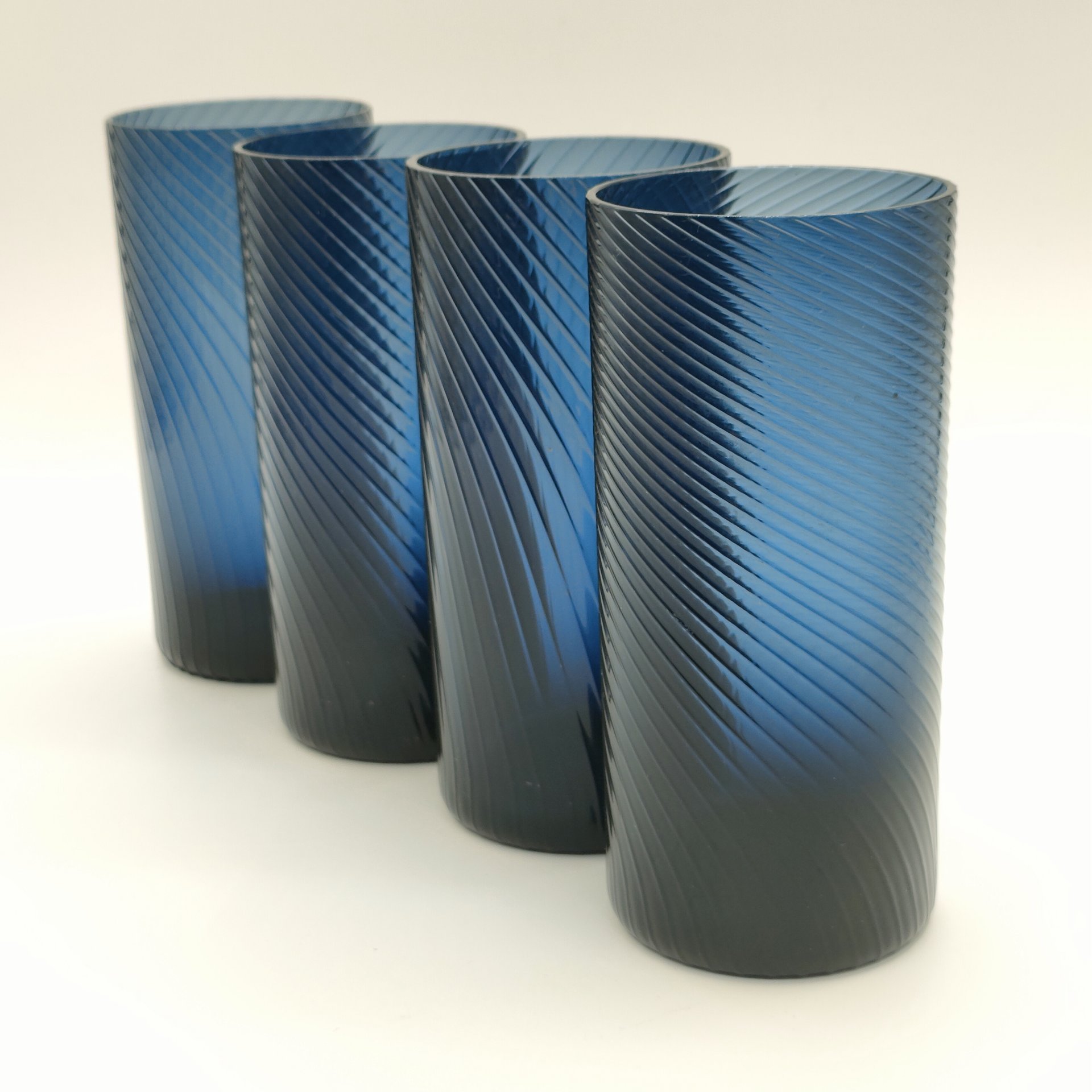 Набор стаканов дымчатого цвета, украшенных орнаментом "рифленка" на 4 персоны, автор Г.А. Антонова, цветное стекло, Дятьковский хрустальный завод, СССР, 1970-1979 гг.