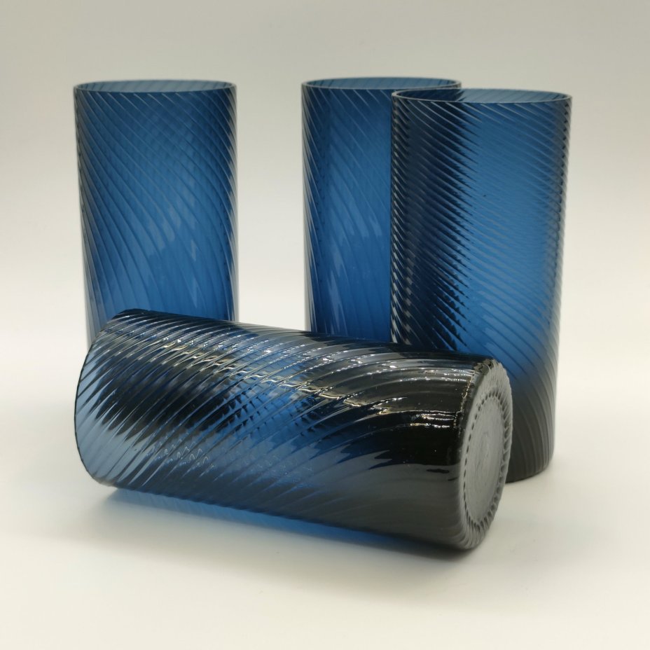 Набор стаканов дымчатого цвета, украшенных орнаментом "рифленка" на 4 персоны, автор Г.А. Антонова, цветное стекло, Дятьковский хрустальный завод, СССР, 1970-1979 гг.