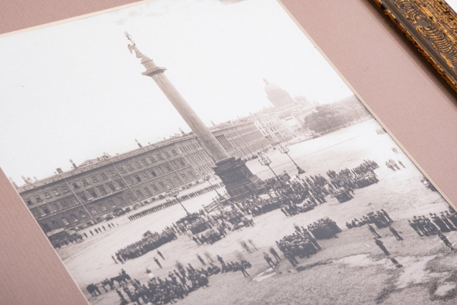 Репродукция фотографии "Войска на Дворцовой площади перед Зимним дворцом. 1917 год" в паспарту и застеклённой раме