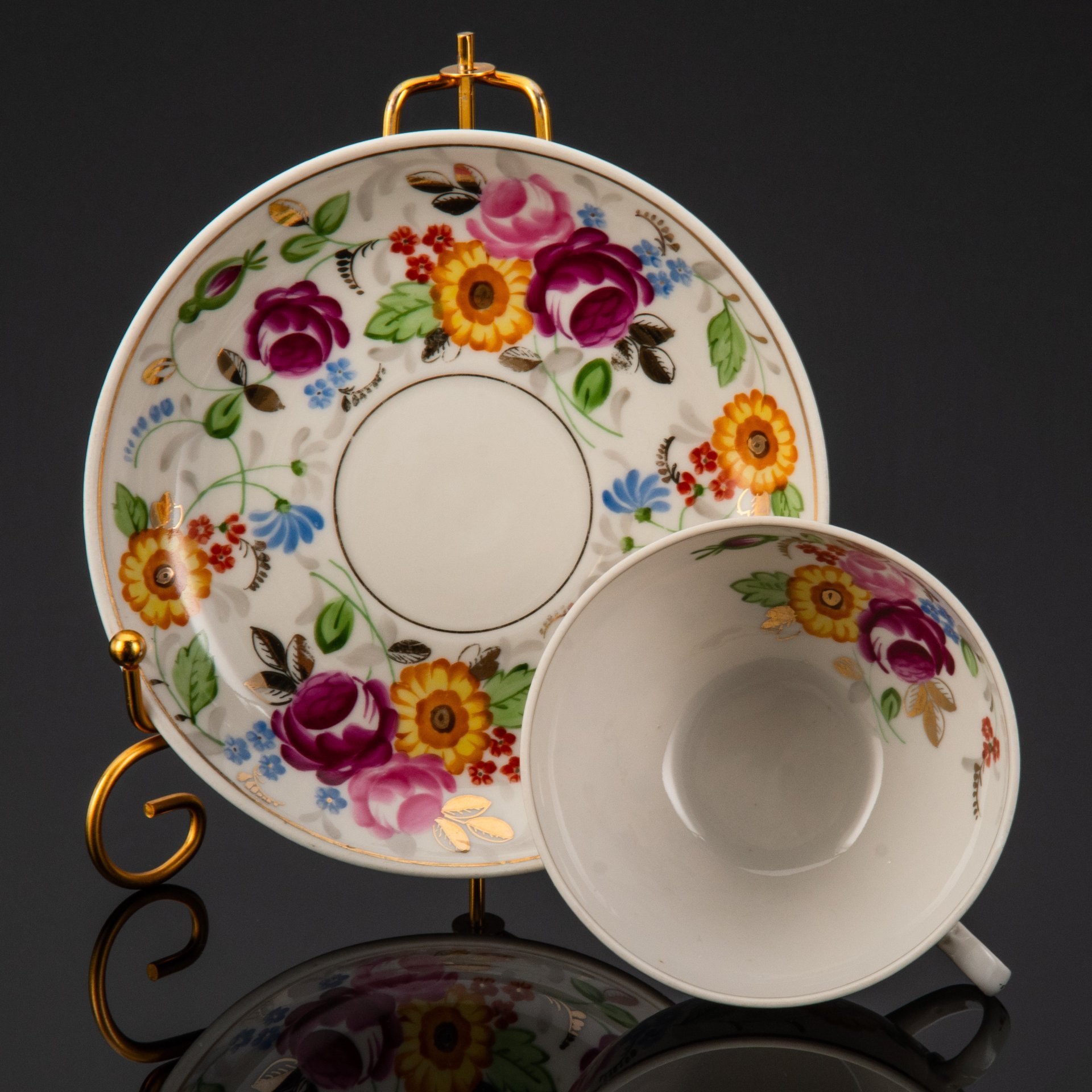 Пара чайная с двусторонним расписным цветочным декором в русском стиле, фарфор, роспись, золочение, Фарфоровый завод «Пролетарий» (Бронница, Мста), СССР, 1953-1958 гг.