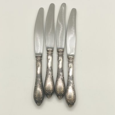 Набор из 4-х десертных ножей с растительным декором, мельхиор (медь-никель), нержавеющая сталь, Режевский механический завод (РМ), СССР, 1975-1983 гг.