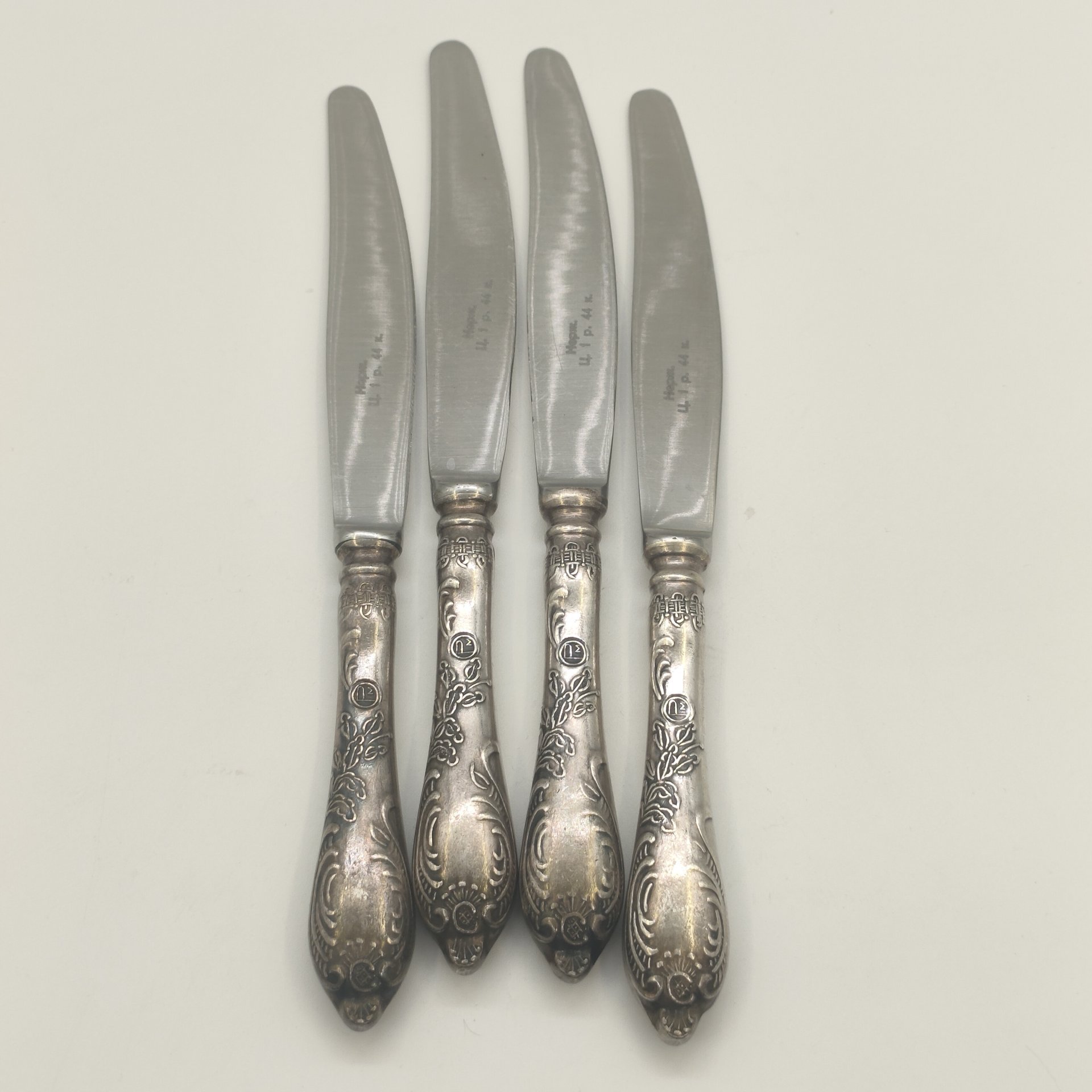 Набор из 4-х десертных ножей с растительным декором, мельхиор (медь-никель), нержавеющая сталь, Режевский механический завод (РМ), СССР, 1975-1983 гг.