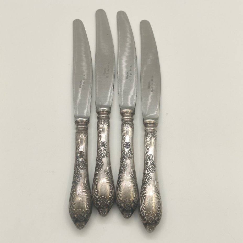 Набор из 4-х десертных ножей с растительным декором, мельхиор (медь-никель), нержавеющая сталь, Режевский механический завод (РМ), СССР, 1975-1983 гг.