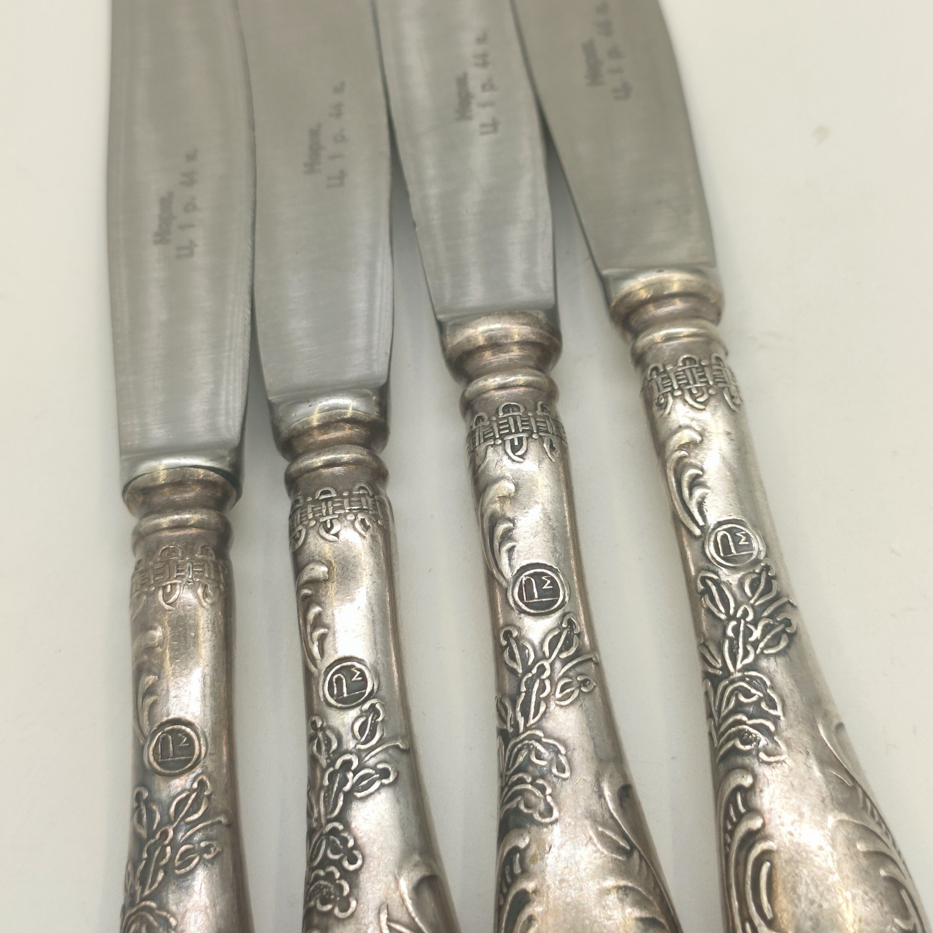 Набор из 4-х десертных ножей с растительным декором, мельхиор (медь-никель), нержавеющая сталь, Режевский механический завод (РМ), СССР, 1975-1983 гг.