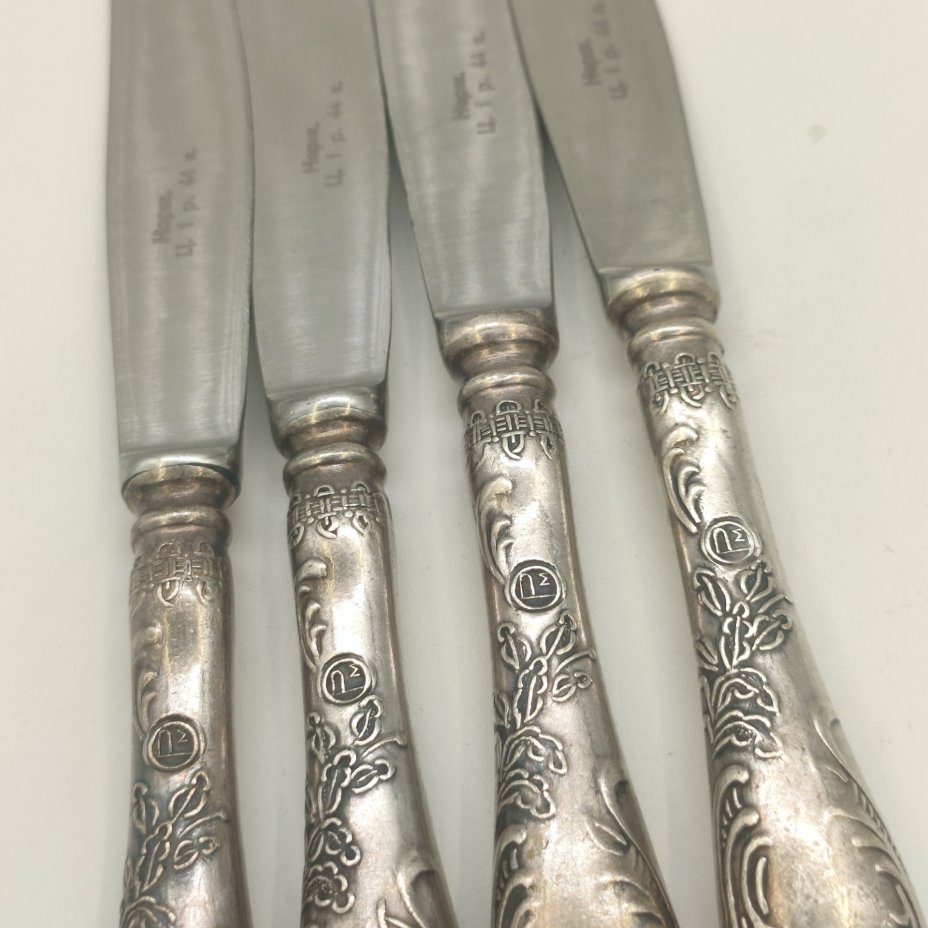 Набор из 4-х десертных ножей с растительным декором, мельхиор (медь-никель), нержавеющая сталь, Режевский механический завод (РМ), СССР, 1975-1983 гг.