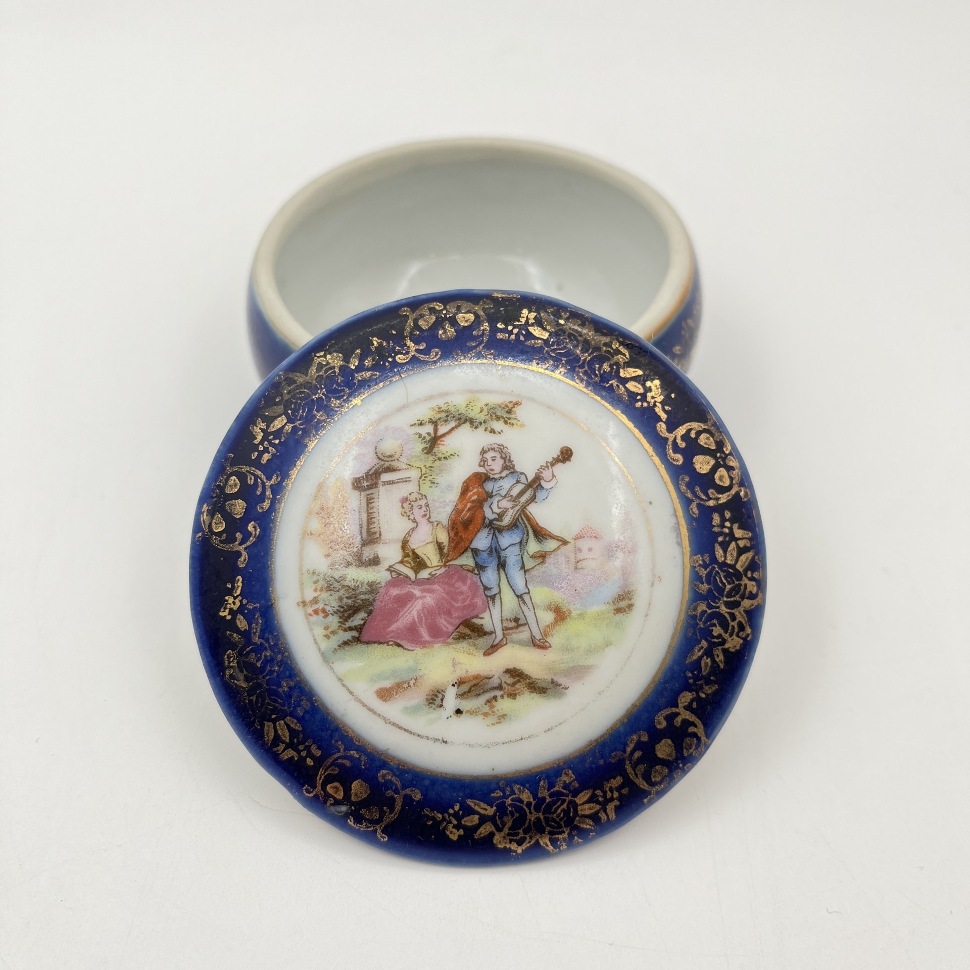 Шкатулка "Галантная сцена", фарфор, крытье, деколь, золочение, Европа, 1970-1990 гг.