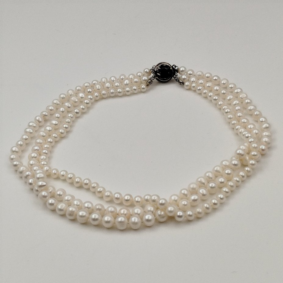 Ожерелье винтажное, состоящее из трех нитей натурального жемчуга перламутрового цвета, жемчуг, сплав металлов
