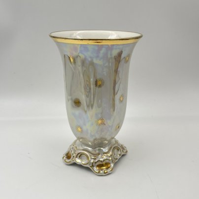Ваза для небольшого букета перламутрового цвета с золотистым узором, фарфор, люстр, золочение, Metzler & Ortloff, Германия, 1950-1972 гг.