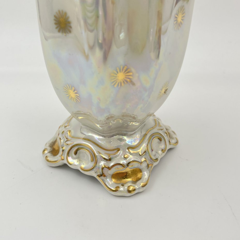 Ваза для небольшого букета перламутрового цвета с золотистым узором, фарфор, люстр, золочение, Metzler & Ortloff, Германия, 1950-1972 гг.