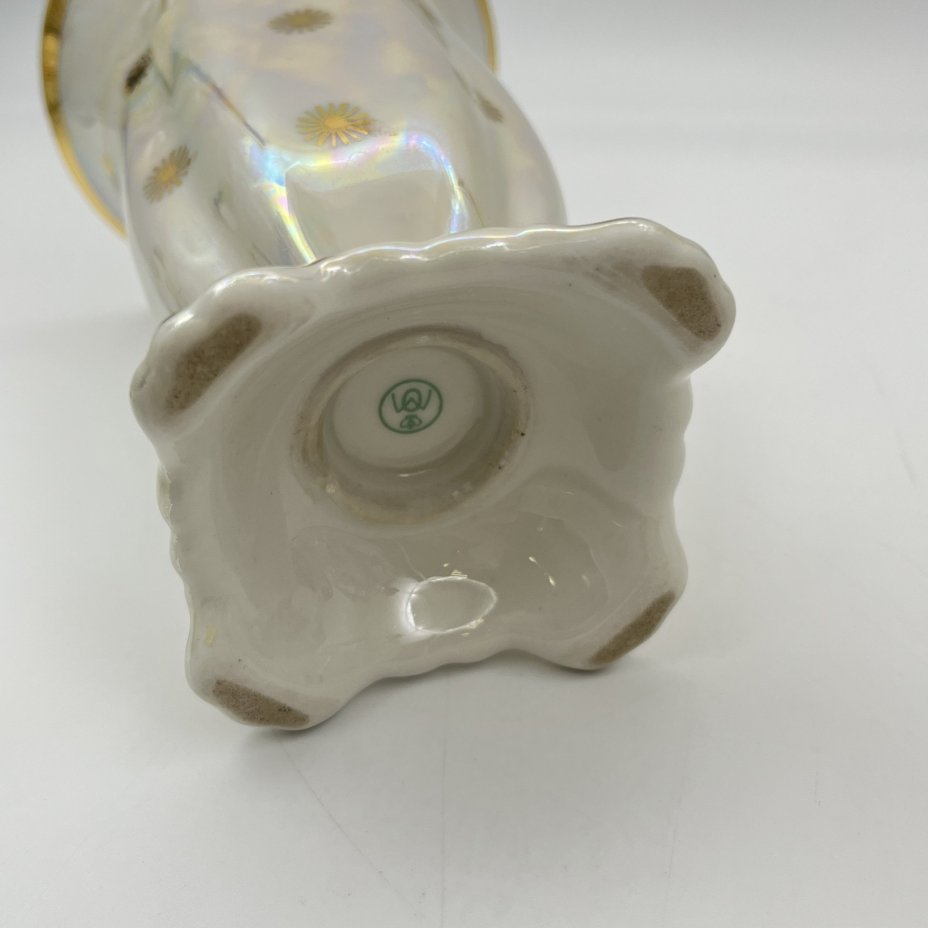 Ваза для небольшого букета перламутрового цвета с золотистым узором, фарфор, люстр, золочение, Metzler & Ortloff, Германия, 1950-1972 гг.