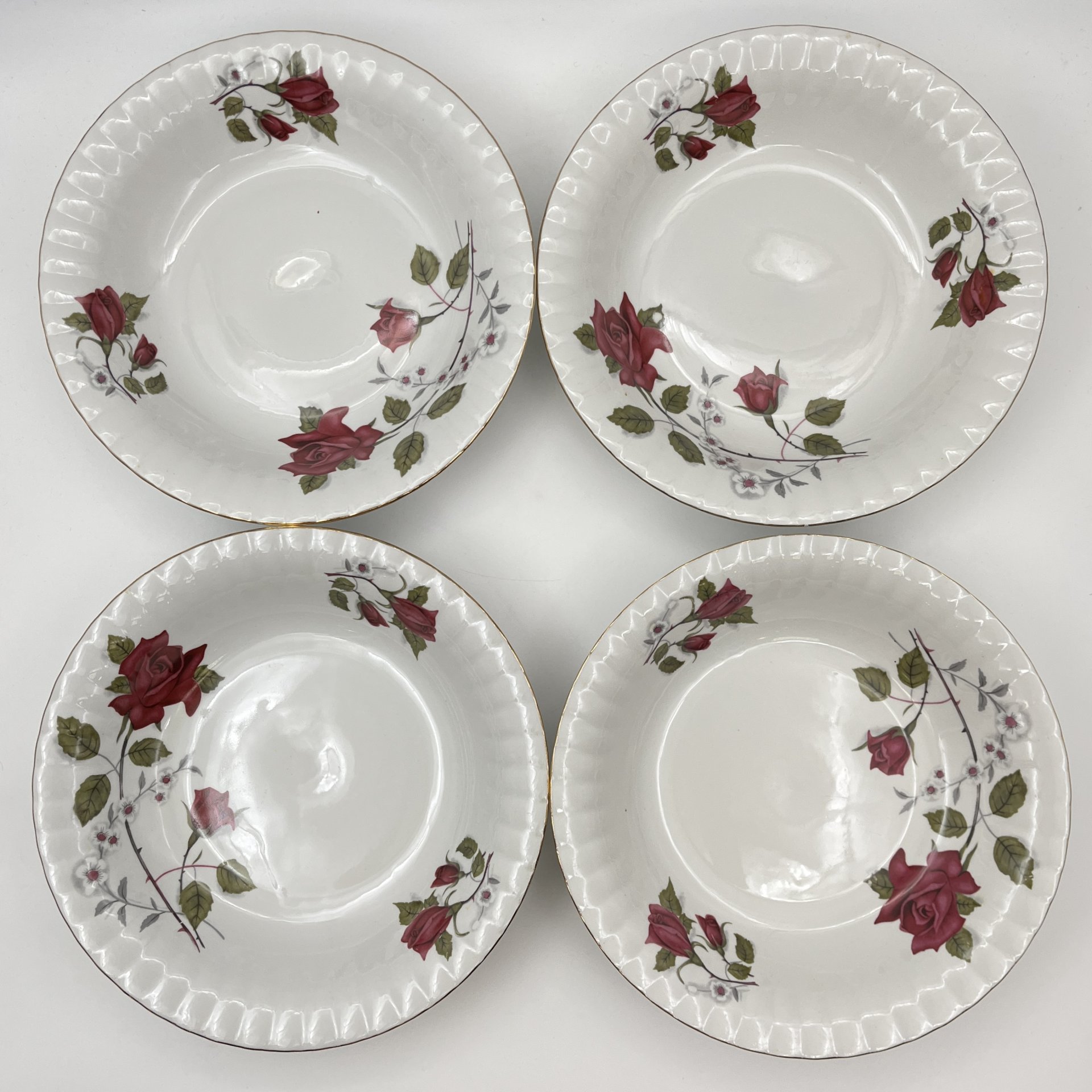Набор из 6-ти суповых тарелок, украшенных изображением розы