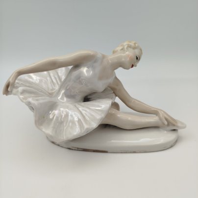 Статуэтка «Умирающий лебедь», скульптор Сычёв В.И., фарфор, роспись, люстр, золочение, Ленинградский завод фарфоровых изделий (ЛЗФИ), СССР, 1956-1967 гг.