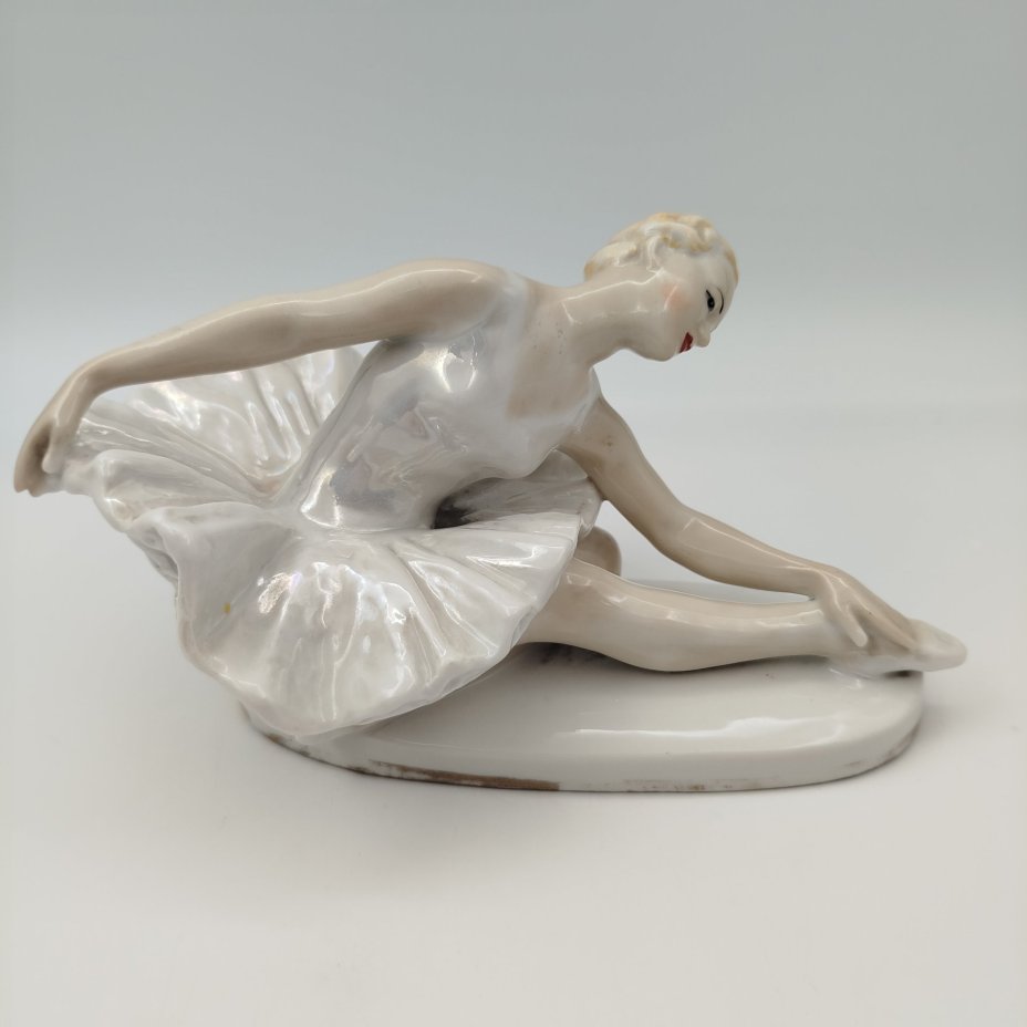 Статуэтка «Умирающий лебедь», скульптор Сычёв В.И., фарфор, роспись, люстр, золочение, Ленинградский завод фарфоровых изделий (ЛЗФИ), СССР, 1956-1967 гг.