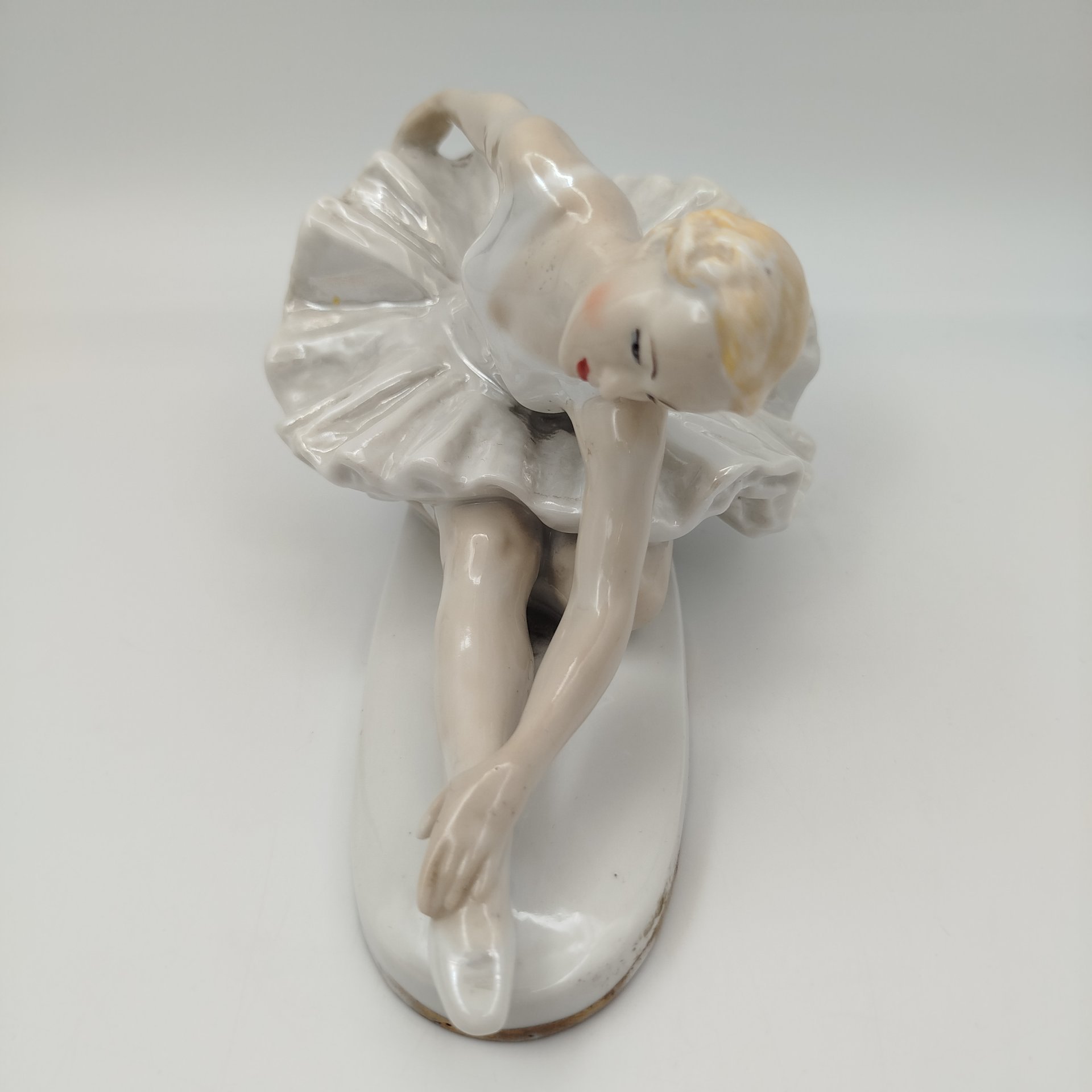 Статуэтка «Умирающий лебедь», скульптор Сычёв В.И., фарфор, роспись, люстр, золочение, Ленинградский завод фарфоровых изделий (ЛЗФИ), СССР, 1956-1967 гг.