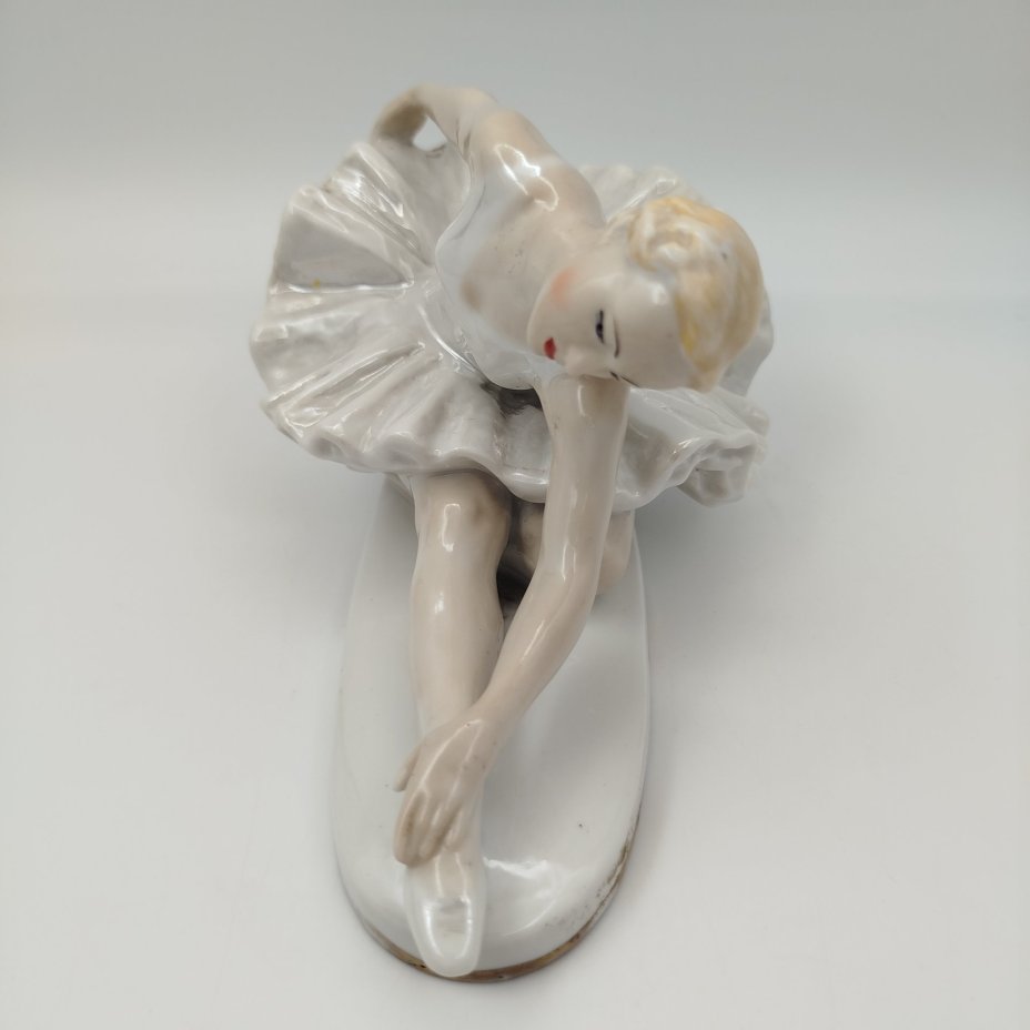 Статуэтка «Умирающий лебедь», скульптор Сычёв В.И., фарфор, роспись, люстр, золочение, Ленинградский завод фарфоровых изделий (ЛЗФИ), СССР, 1956-1967 гг.