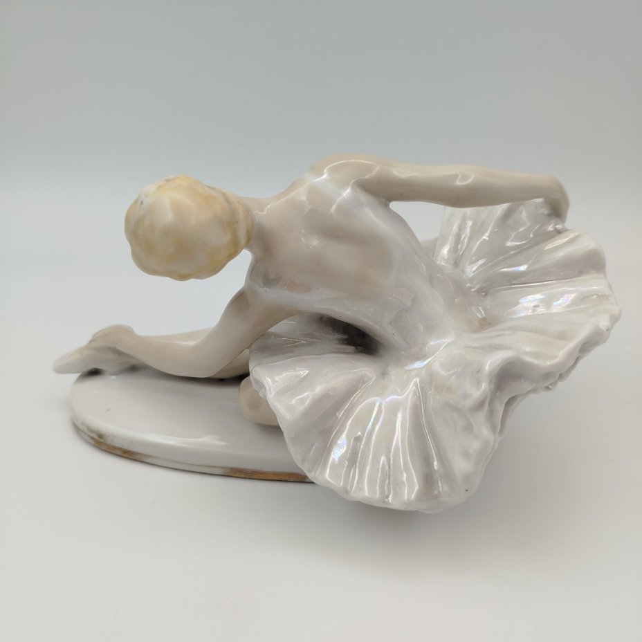 Статуэтка «Умирающий лебедь», скульптор Сычёв В.И., фарфор, роспись, люстр, золочение, Ленинградский завод фарфоровых изделий (ЛЗФИ), СССР, 1956-1967 гг.