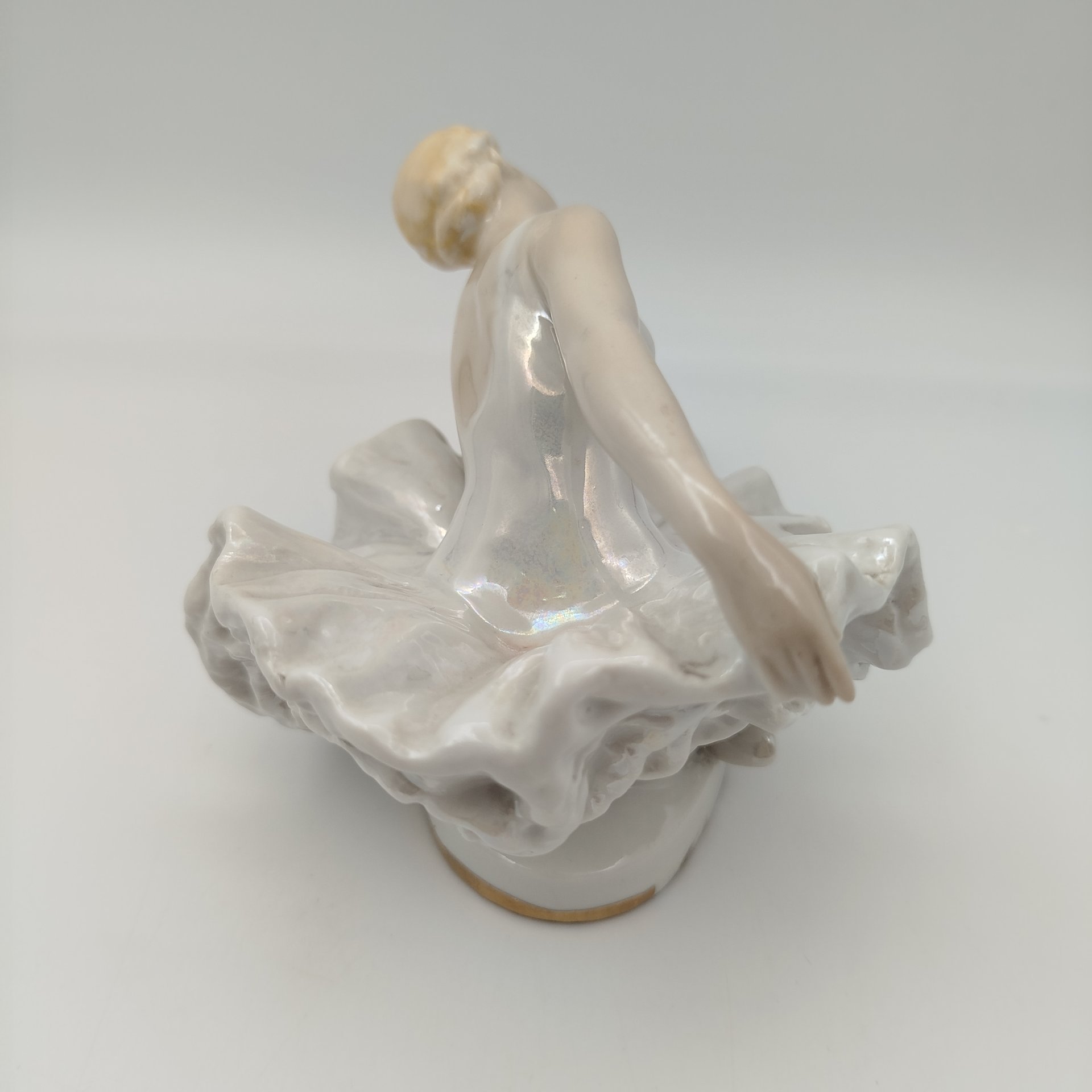 Статуэтка «Умирающий лебедь», скульптор Сычёв В.И., фарфор, роспись, люстр, золочение, Ленинградский завод фарфоровых изделий (ЛЗФИ), СССР, 1956-1967 гг.