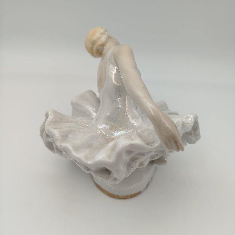 Статуэтка «Умирающий лебедь», скульптор Сычёв В.И., фарфор, роспись, люстр, золочение, Ленинградский завод фарфоровых изделий (ЛЗФИ), СССР, 1956-1967 гг.