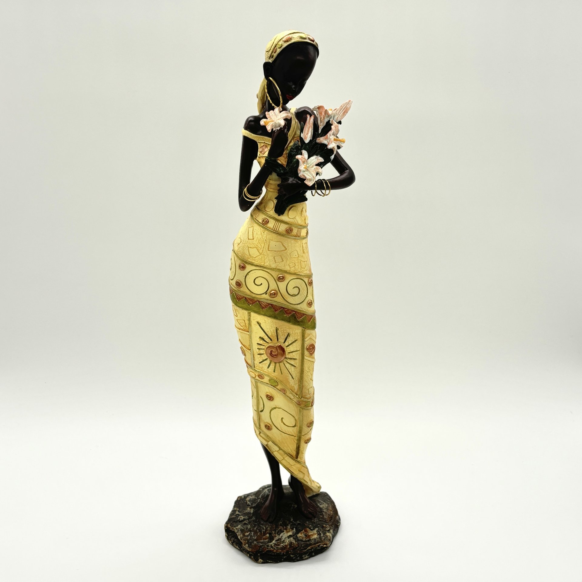 Статуэтка "Африканка с цветами"