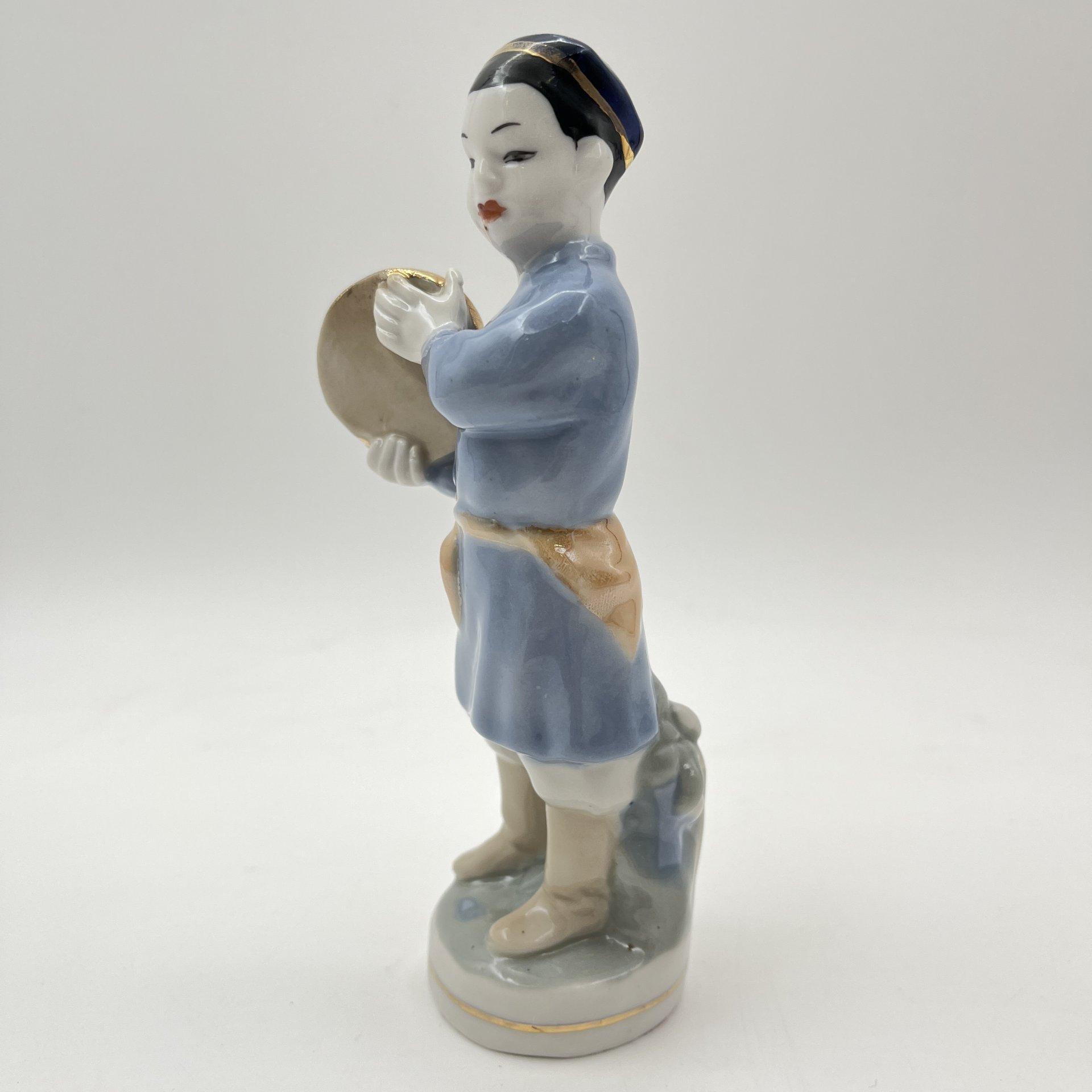 Статуэтка «Узбек с бубном» (Узбекский танец), скульптор Малышева Н. А., фарфор, роспись, золочение, Дулевский фарфоровый завод (Дулёво), СССР, 1958 г.
