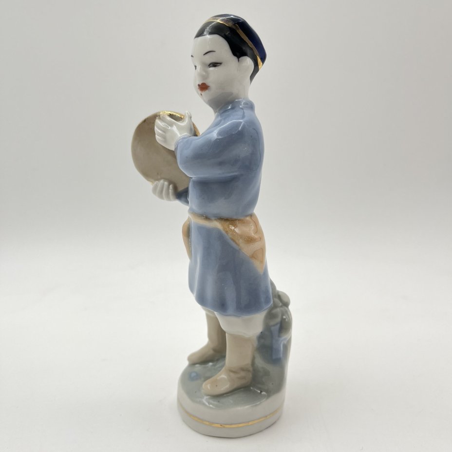 Статуэтка «Узбек с бубном» (Узбекский танец), скульптор Малышева Н. А., фарфор, роспись, золочение, Дулевский фарфоровый завод (Дулёво), СССР, 1958 г.