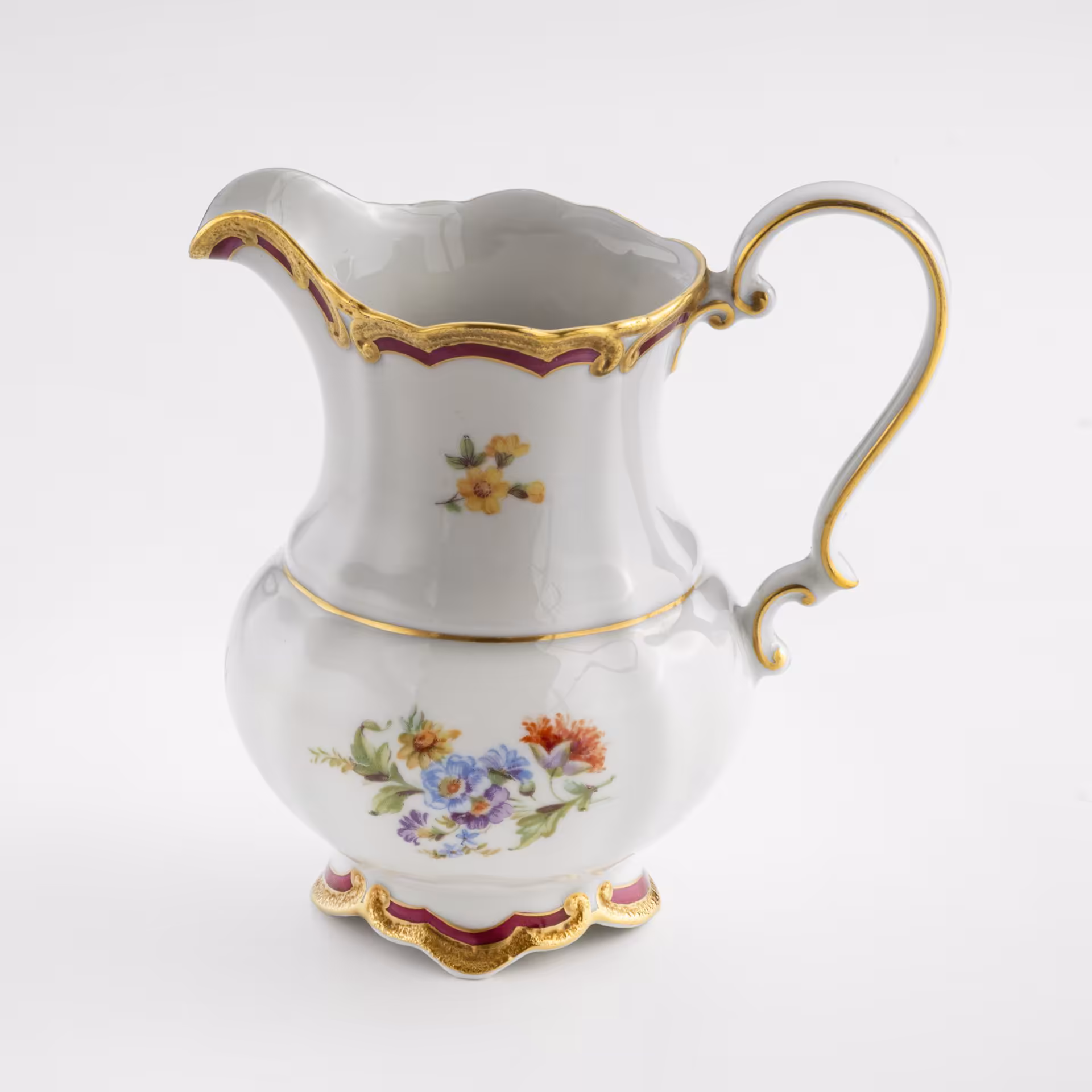Молочник с фигурным туловом и цветочным декором, Graf Von Henneberg Porzellan