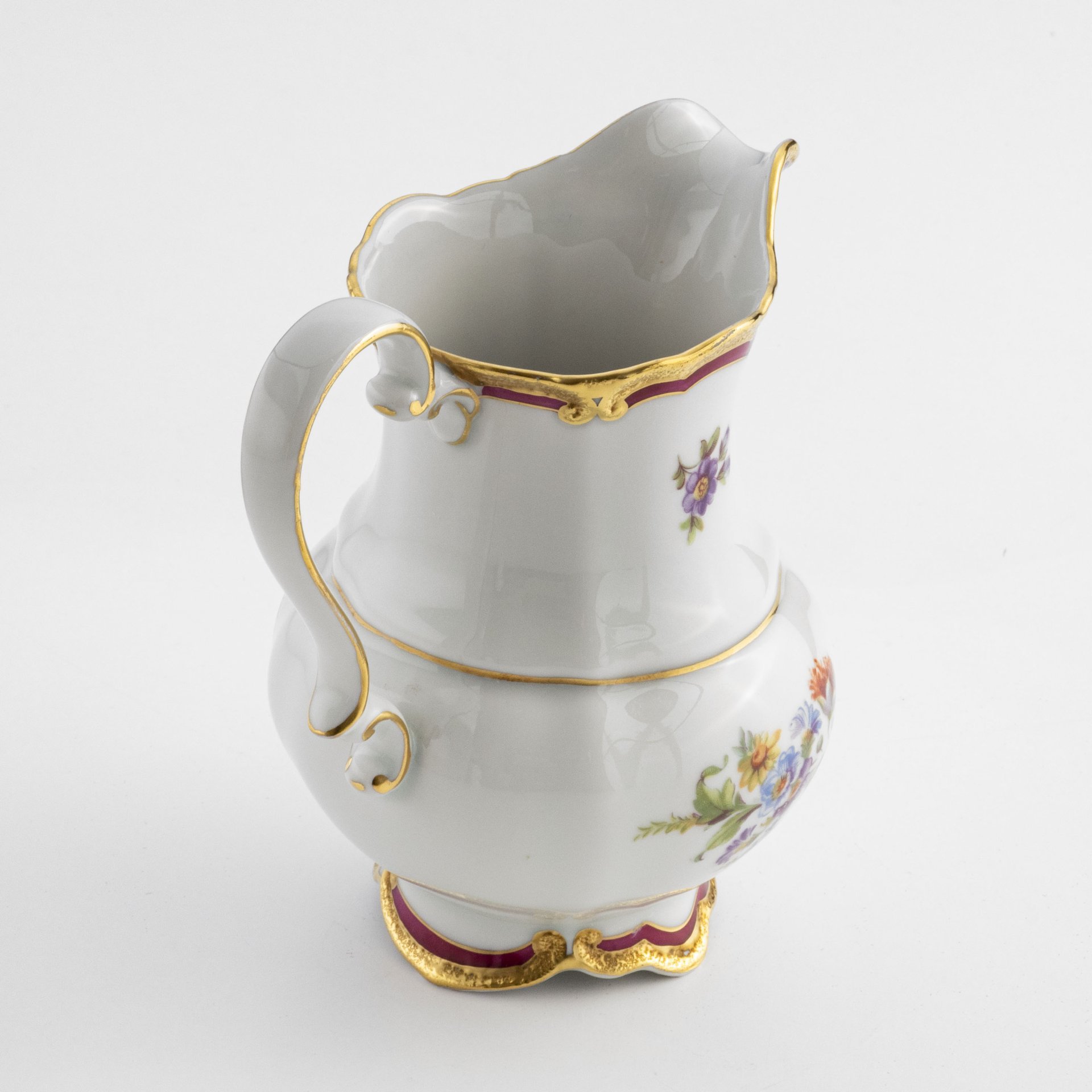 Молочник с фигурным туловом и цветочным декором, Graf Von Henneberg Porzellan